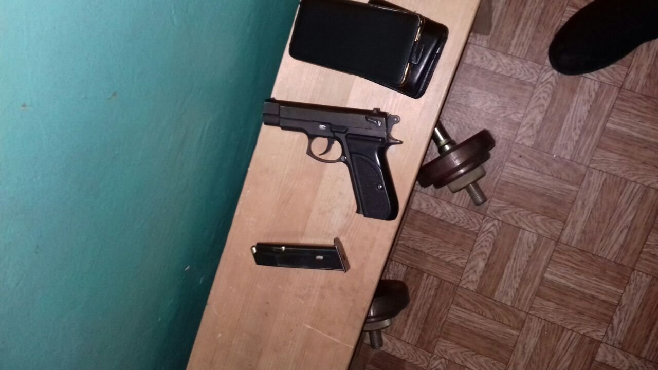 Когда приехали полицейские, то мужчина открыл двери и приставил пистолет к голове полицейского Когда приехали полицейские, то мужчина открыл двери и приставил пистолет к голове полицейского