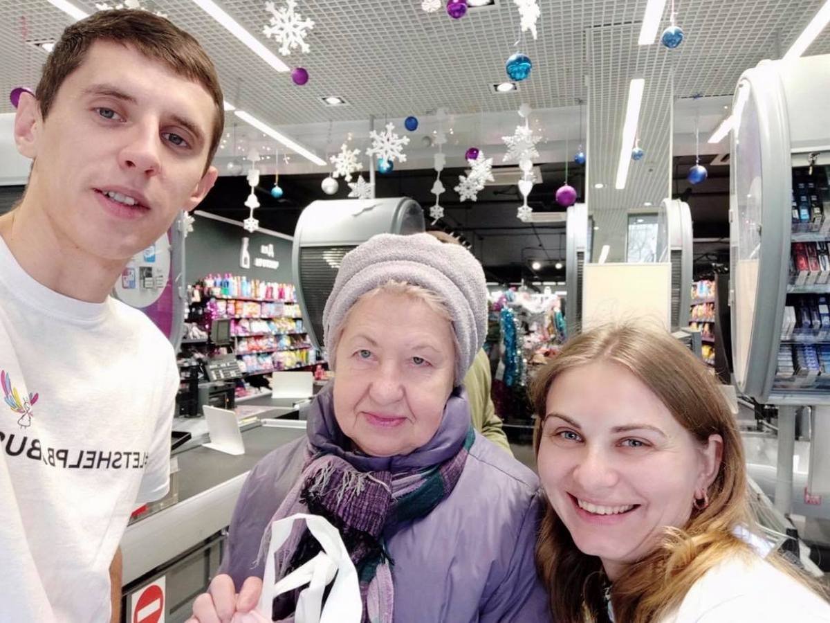 В супермаркетах Киева прошел добрый флешмоб #letshelpbabusya 1