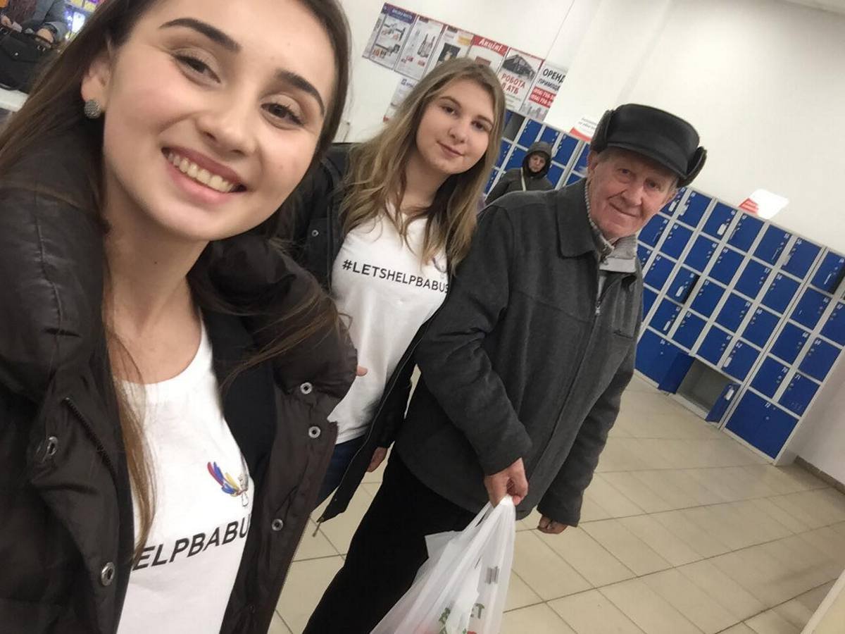 В супермаркетах Киева прошел добрый флешмоб #letshelpbabusya 5