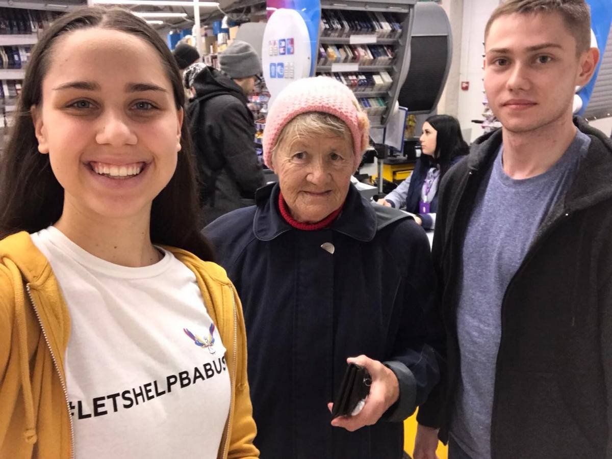 В супермаркетах Киева прошел добрый флешмоб #letshelpbabusya 6