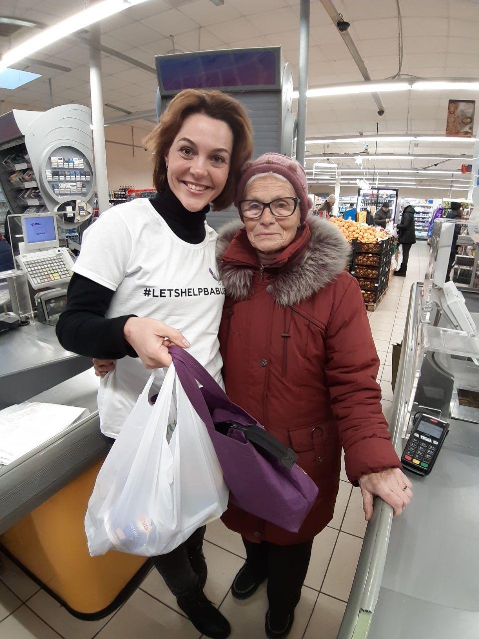 В супермаркетах Киева прошел добрый флешмоб #letshelpbabusya 8