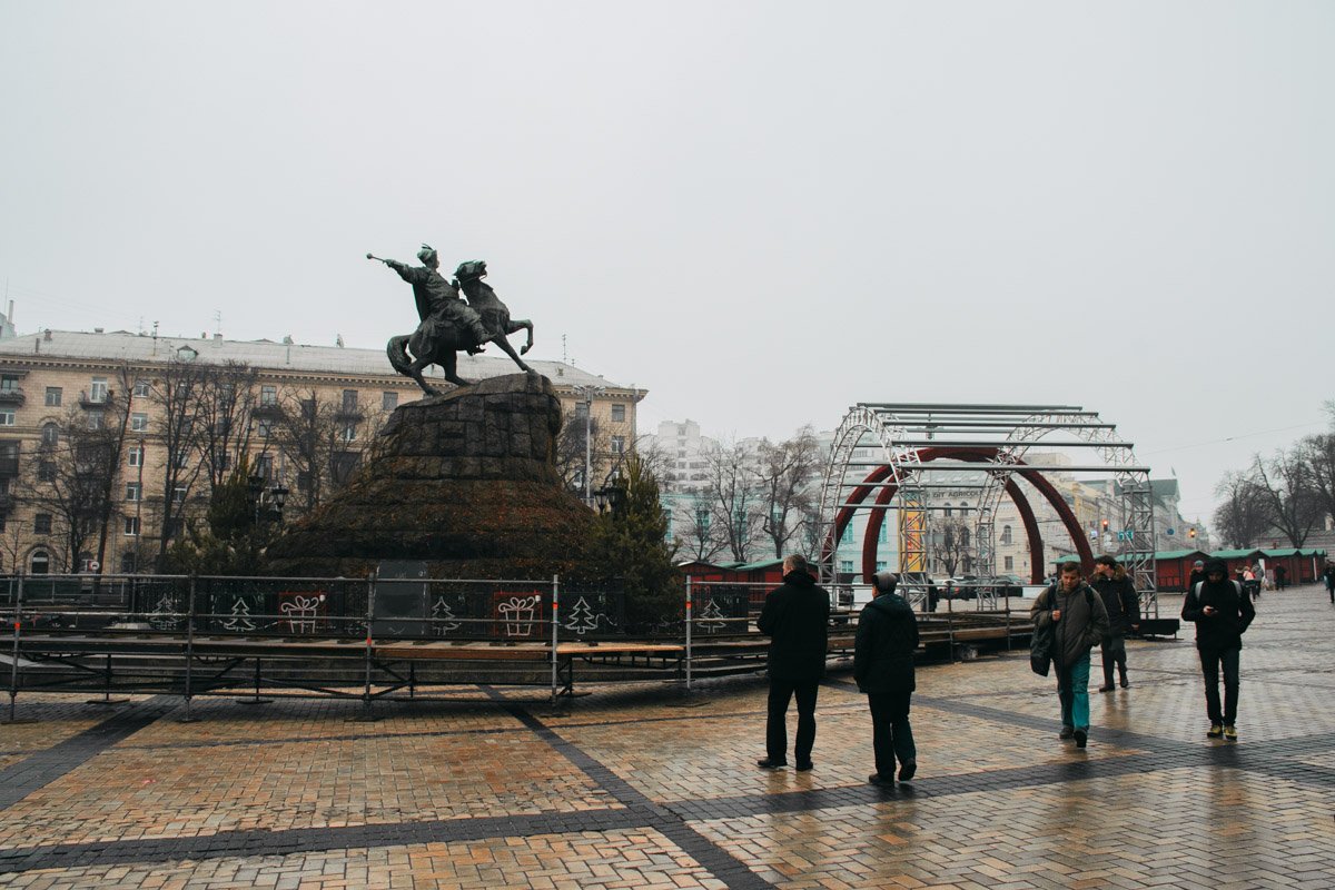 Пока что главная новогодняя локация страны выглядит максимально серо и тленно Пока что главная новогодняя локация страны выглядит максимально серо и тленно