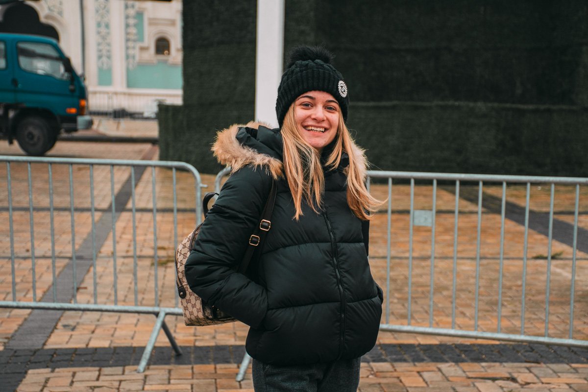 Но туристы счастливы и без снега, делаю фото на фоне елочки Но туристы счастливы и без снега, делаю фото на фоне елочки