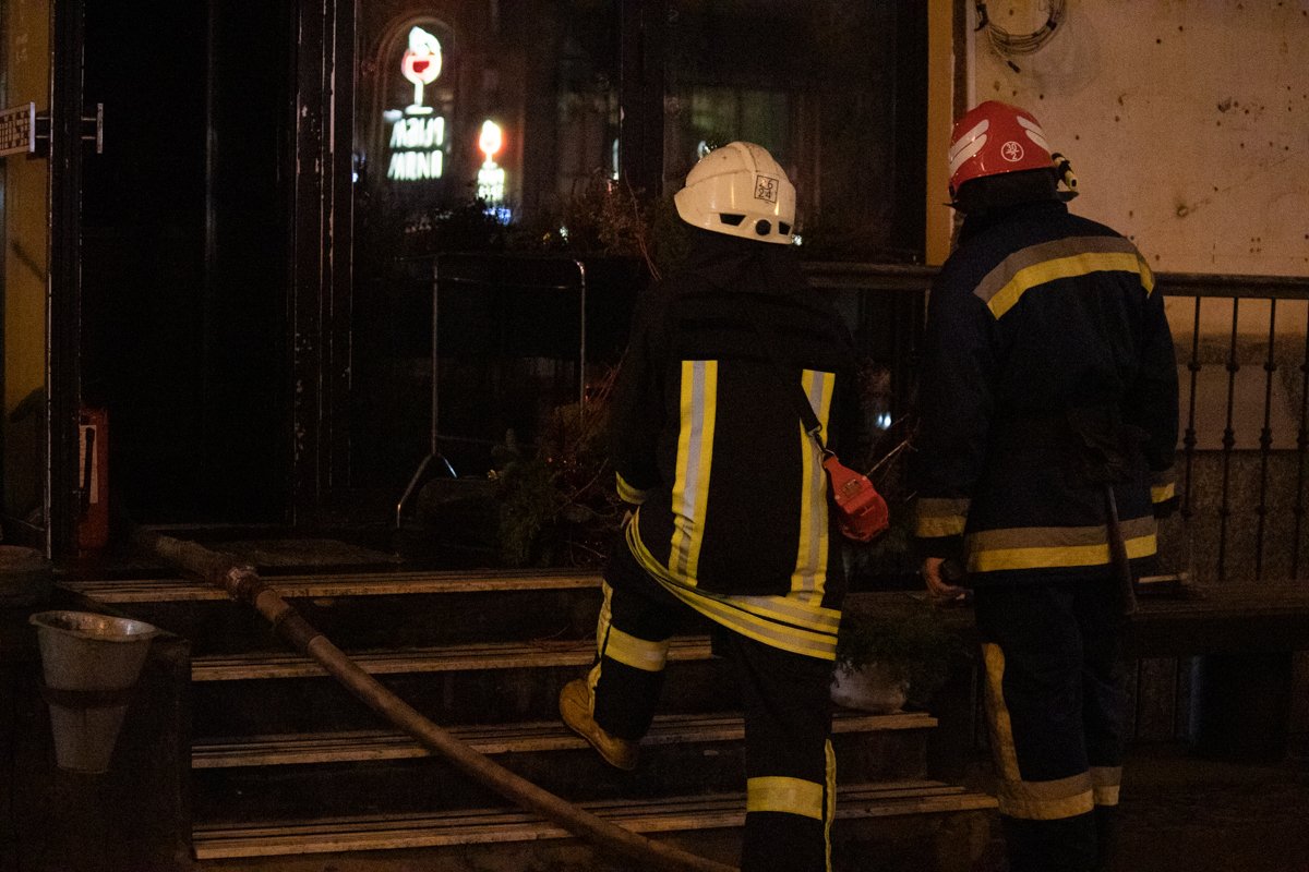 По адресу улица Бассейная, 1/2 горел ресторан Mimosa, который размещен на первом этаже пятиэтажного торгового центра Arena-City