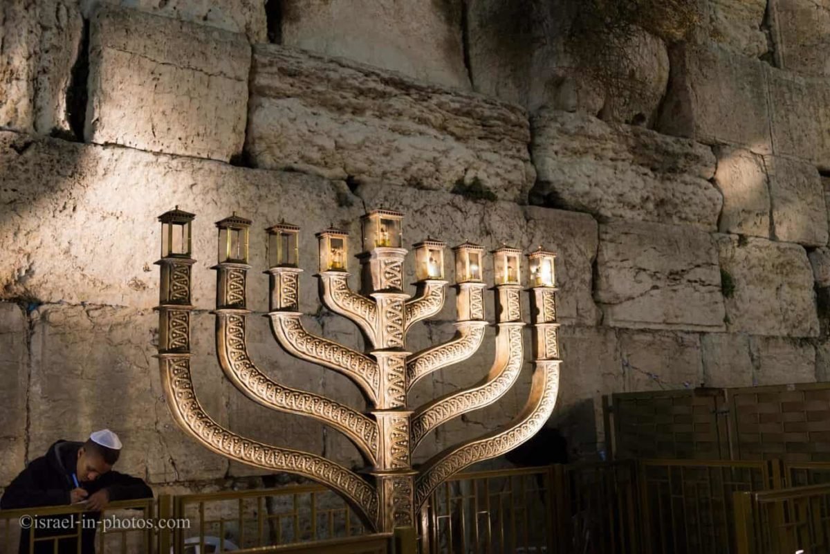 Праздник Ханука связывают с бунтом евреев в Иудее во втором веке до нашей эры