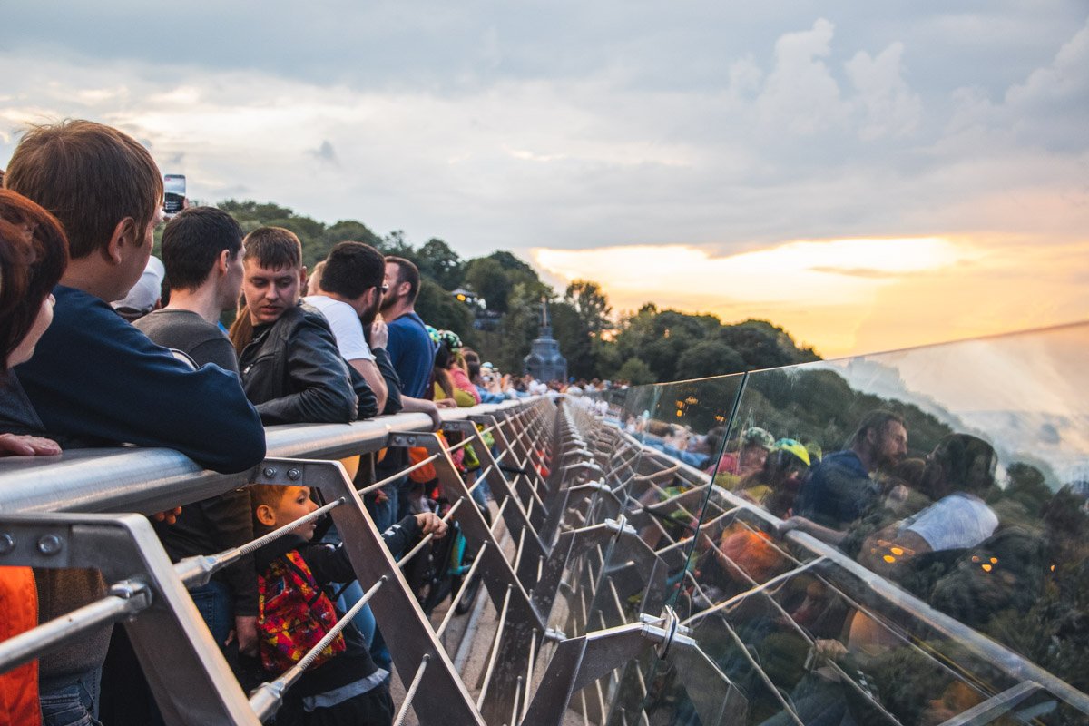 Пешеходно-велосипедный мост открылся всего полгода назад, а уже успел обрасти кучей самого разного качества новостей