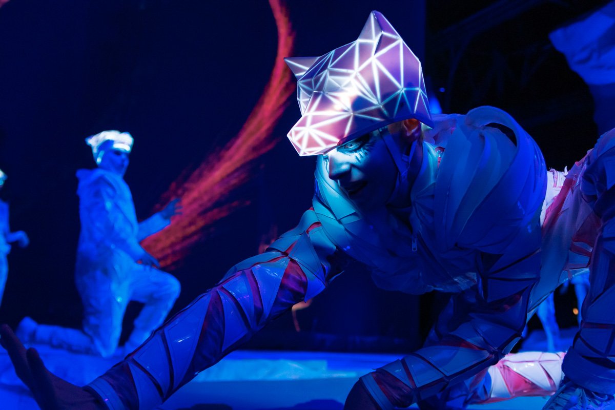 Костюмы участников шоу оснащены специальной подсветкой Костюмы участников шоу оснащены специальной подсветкой