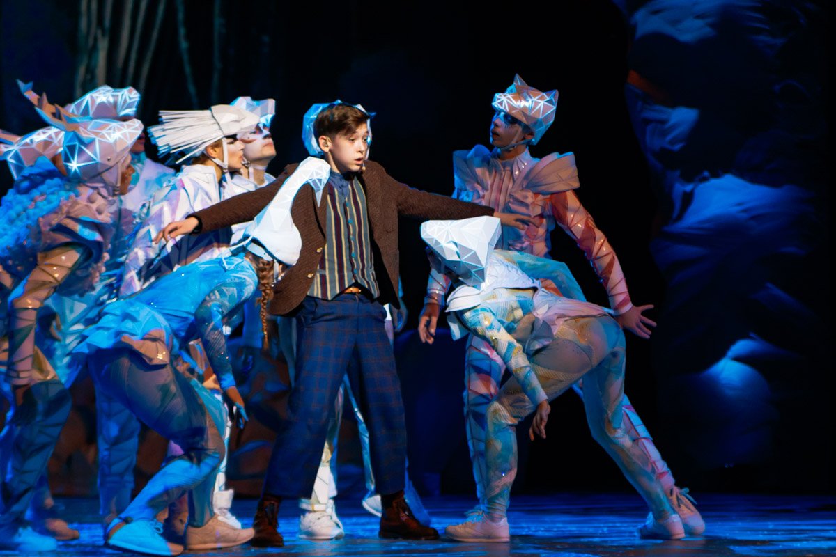 Мальчик на своем пути встречает сказочных животных Мальчик на своем пути встречает сказочных животных