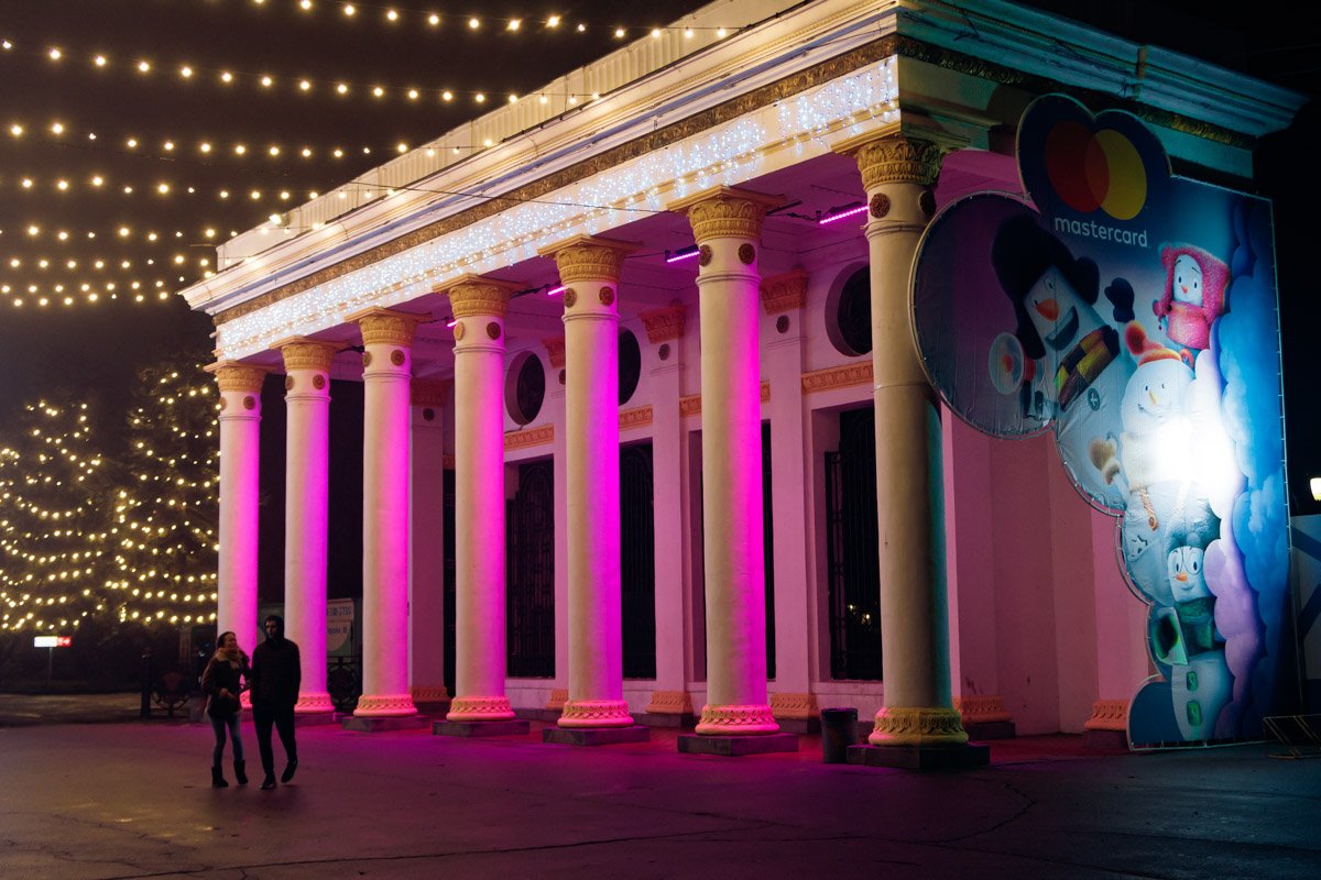 Центральный вход потрясающе подсвечен, что уже с самого старту хочется бросать все и фоткаться-фоткаться-фоткаться