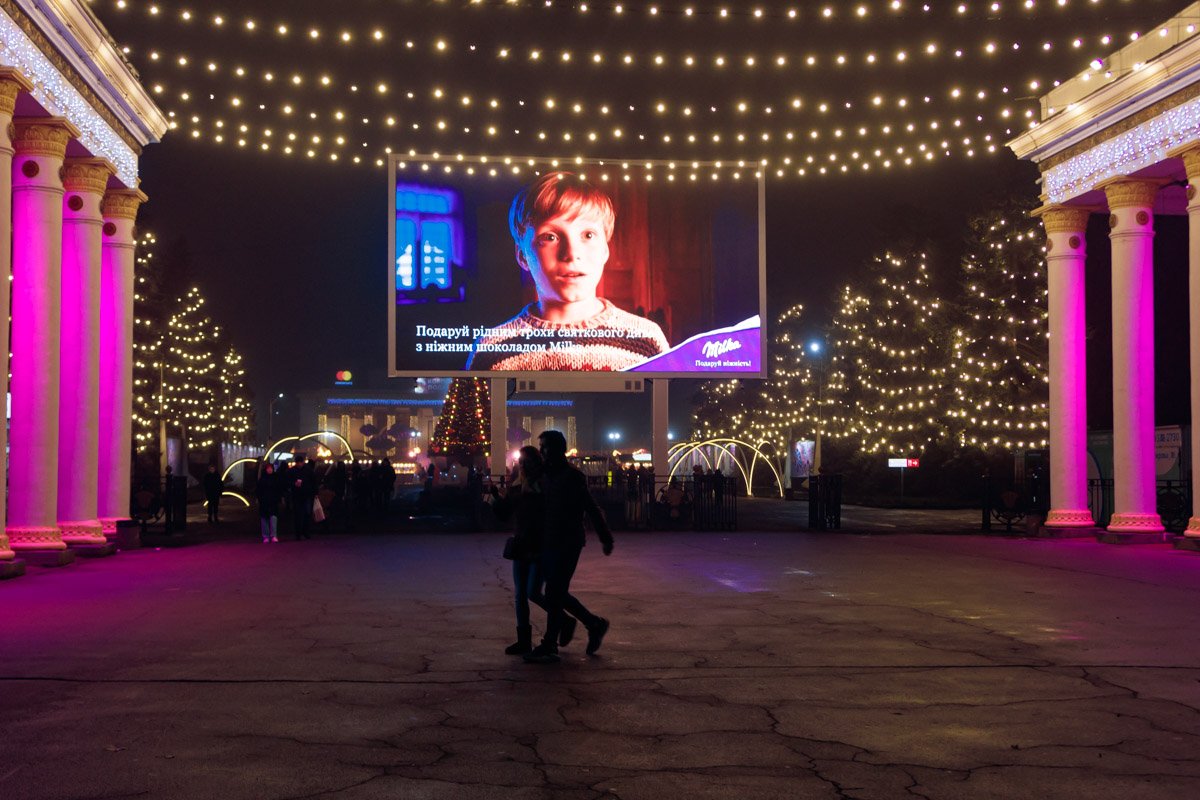 Честно, портит все этот огромный рекламный щит, который транслирует разную рекламу, что не совсем сказочно