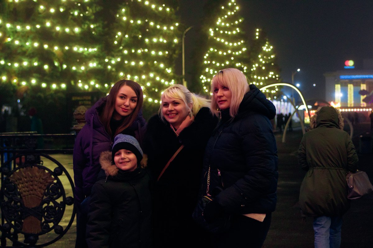 Несмотря на срывающийся дождь, на территории достаточно много гуляющих людей 