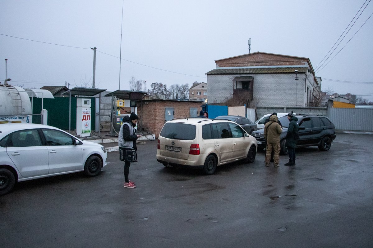 Этому пытается помешать группа людей 