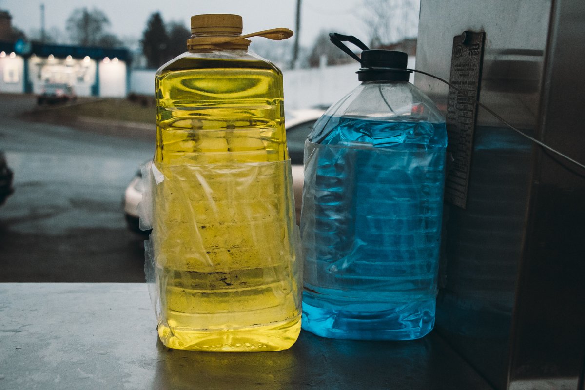 Владелец заправки, по словам этих людей, бесплатно заправлял автомобили волонтеров 