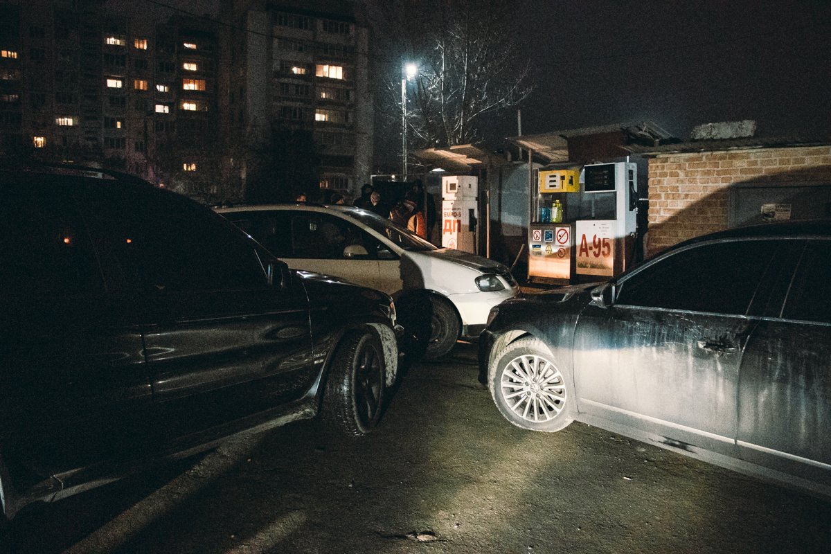 Десятки машин блокируют подъезд к станции для техники 