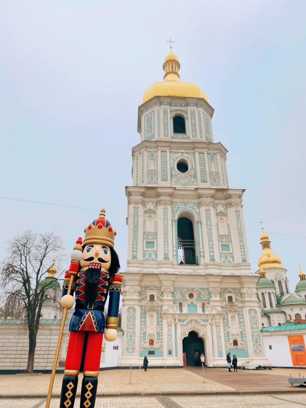 Вот такой стражник появился возле главной елки страны