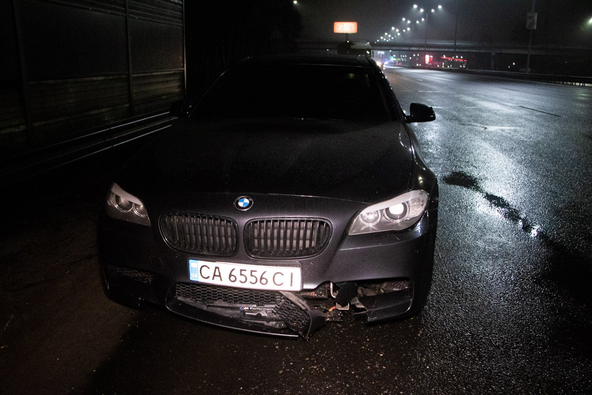 Также повреждения бампера получила и BMW