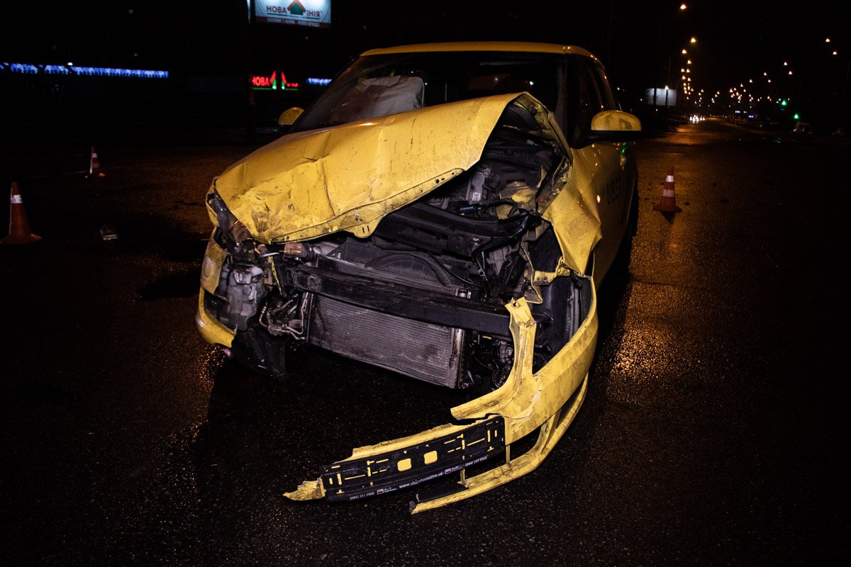 Обе машины ехали на зеленый свет