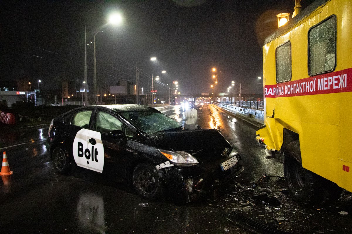 На Бандеры такси Bolt врезалось в грузовик коммунальщиков На Бандеры такси Bolt врезалось в грузовик коммунальщиков