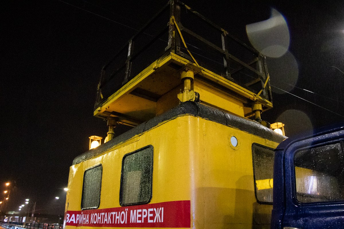 Сотрудники коммунальной службы выполняли ремонт контактной сети Сотрудники коммунальной службы выполняли ремонт контактной сети