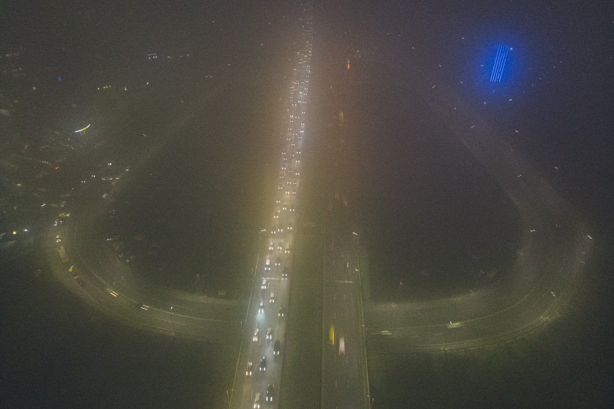 Дороги построили уже давно, а водители-художники разукрашивают их в темноте