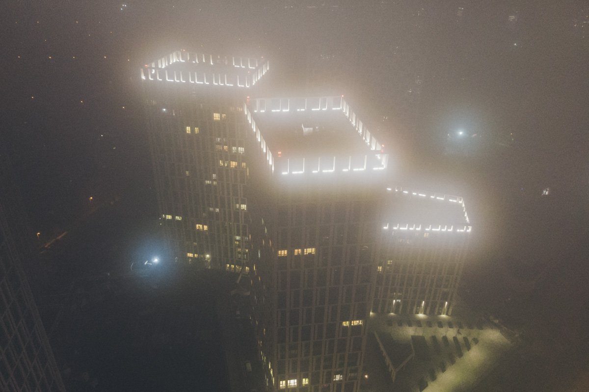 Именно подсветки фасадов могут украсить даже самую сырую погоду