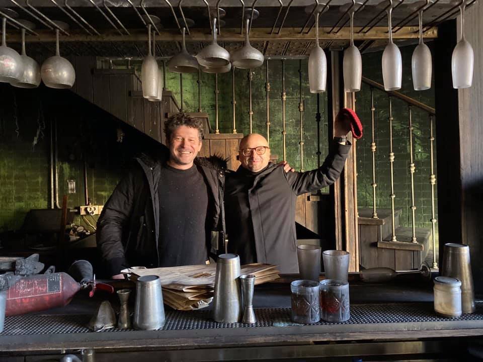 Справа - Игорь Сухомлин, владелец ресторана, слева - Денис Беленко - архитектор и дизайнер