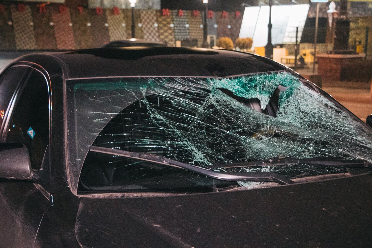 Пешеход пробил головой лобовое стекло 