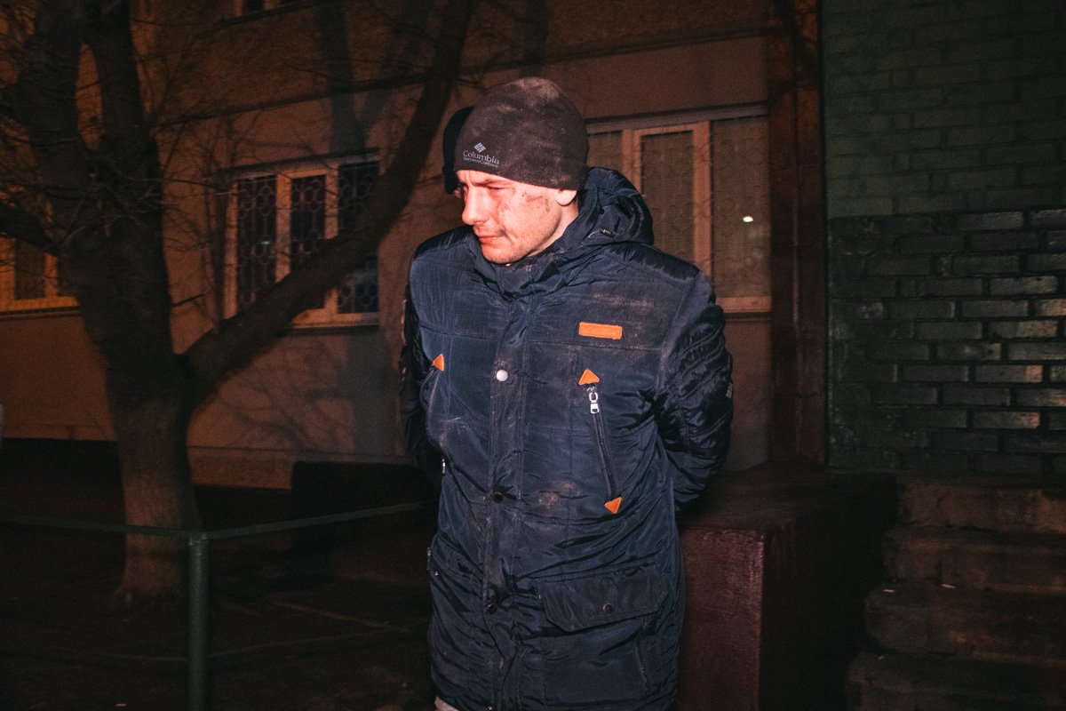 Когда на место прибыла полиция, то на них напал случайный прохожий Когда на место прибыла полиция, то на них напал случайный прохожий