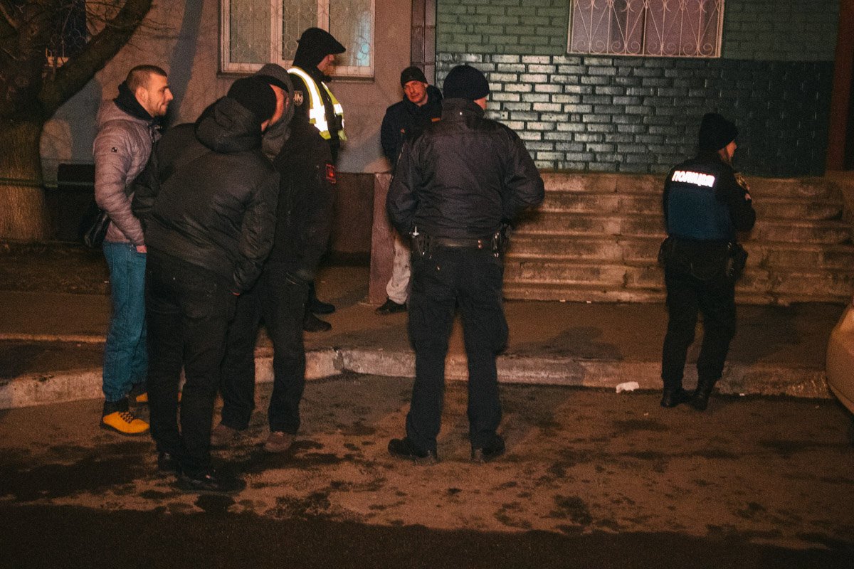 Неадекват разбил нагрудную камеру патрульной и оказался в наручниках Неадекват разбил нагрудную камеру патрульной и оказался в наручниках