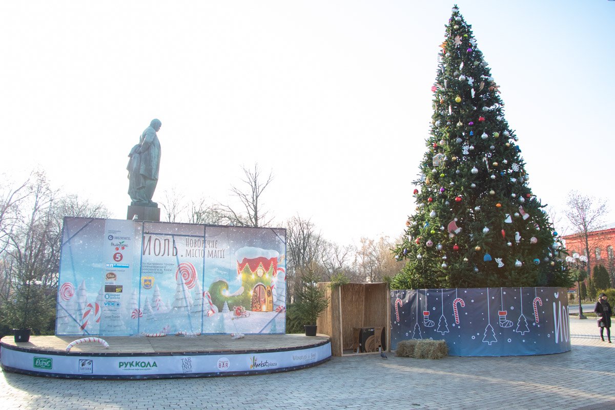 А вечером жители и гости Киева могут полюбоваться яркой елочкой