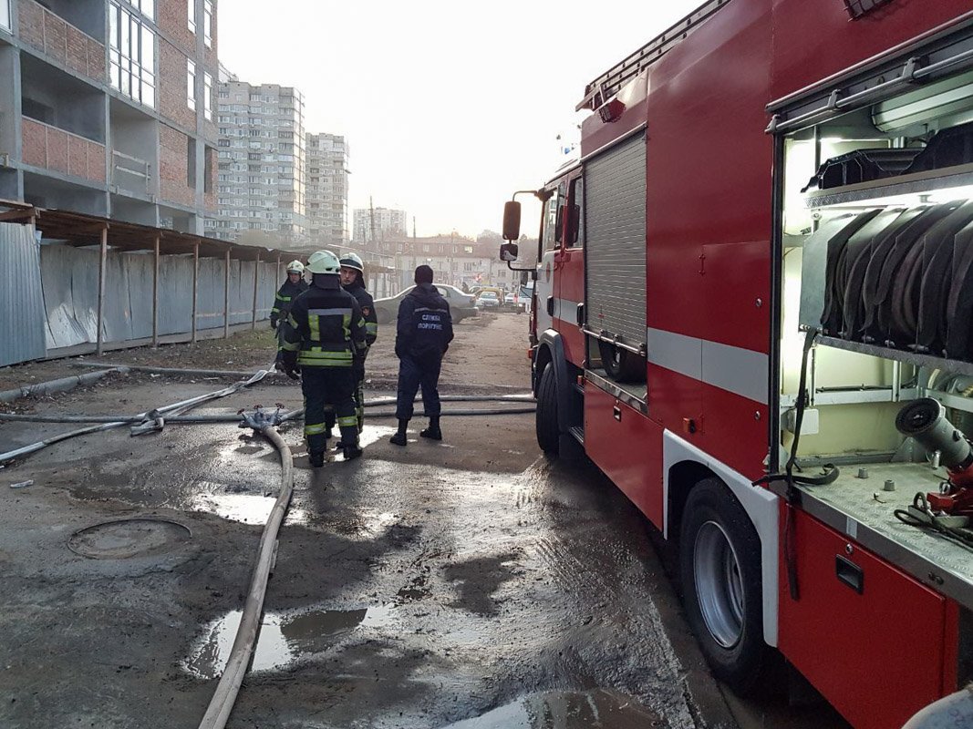 Предварительно, площадь пожара составила около 100 квадратных метров