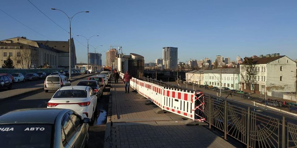 На данный момент коммунальщики установили временное ограждение