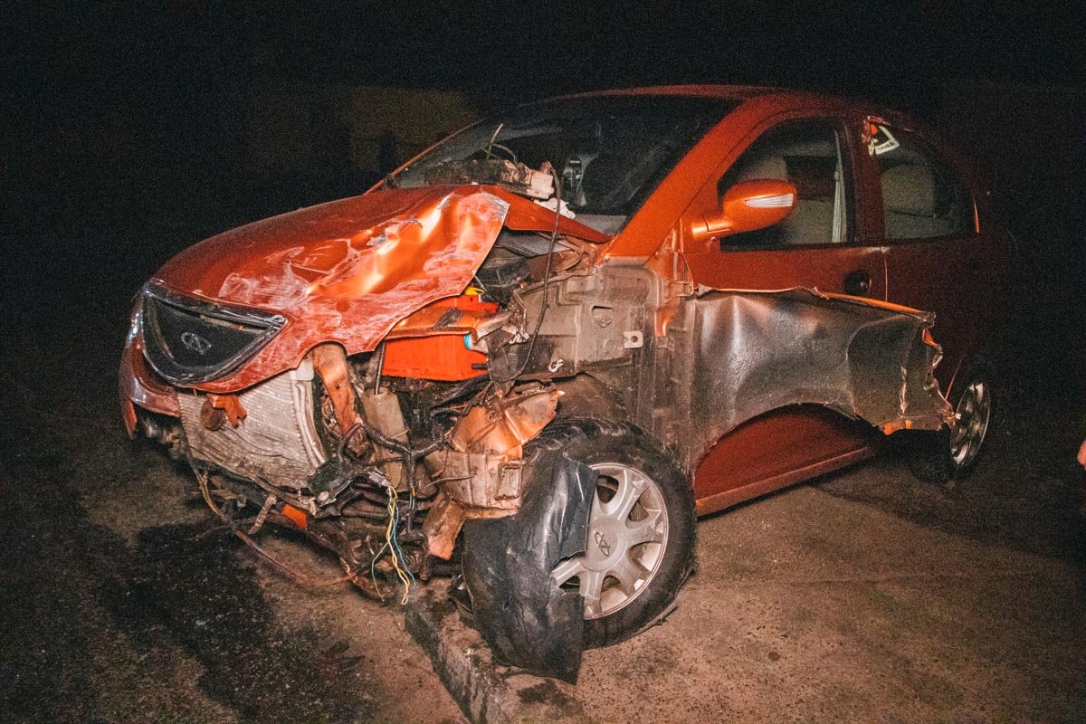 Далее Cherry влетел в Renault на встречной полосе 