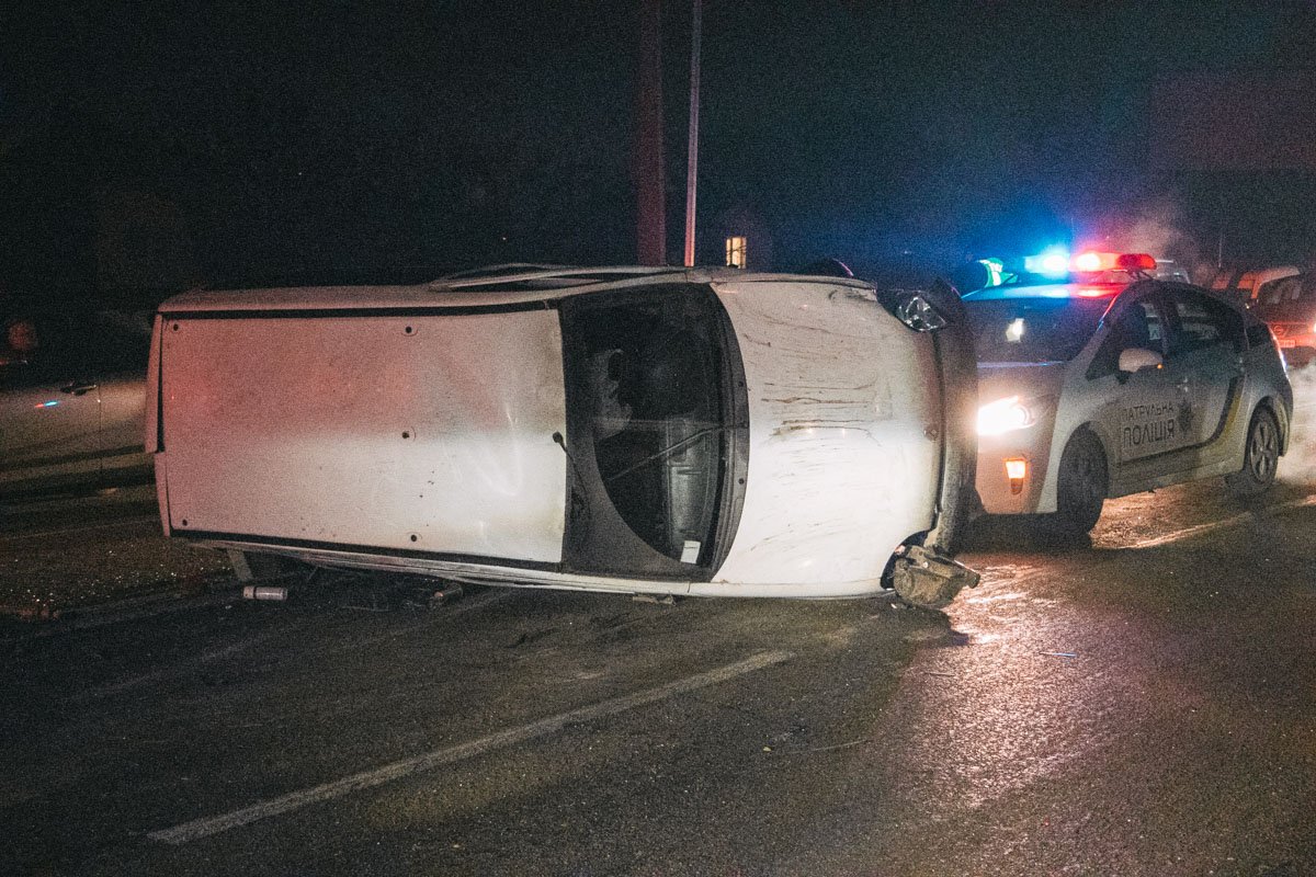 Третий автомобиль от удара перевернулся 