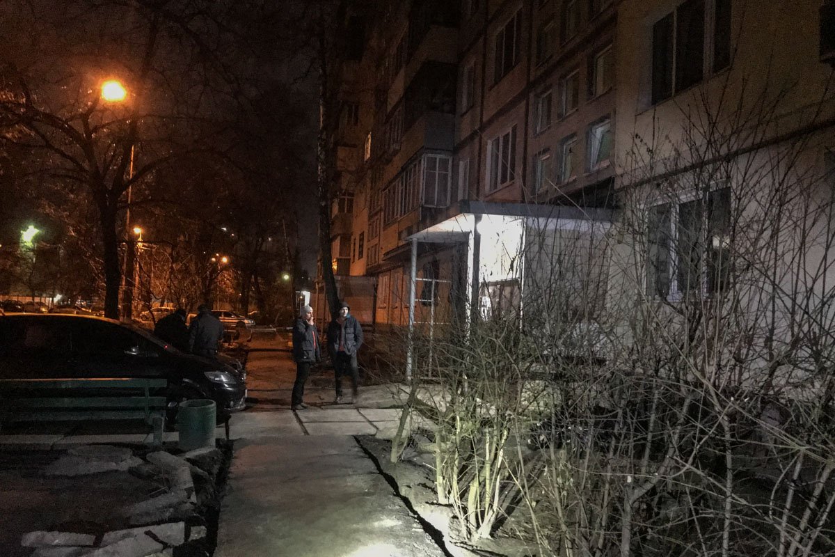 На Теремках среди улицы нашли мертвого парня 