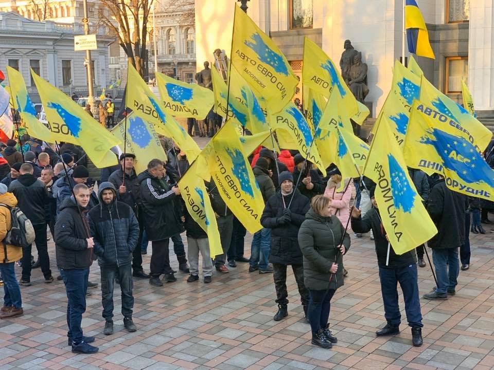 5 митингов, драки с полицией и слезоточивый газ: что происходит в Киеве под Верховной Радой 3