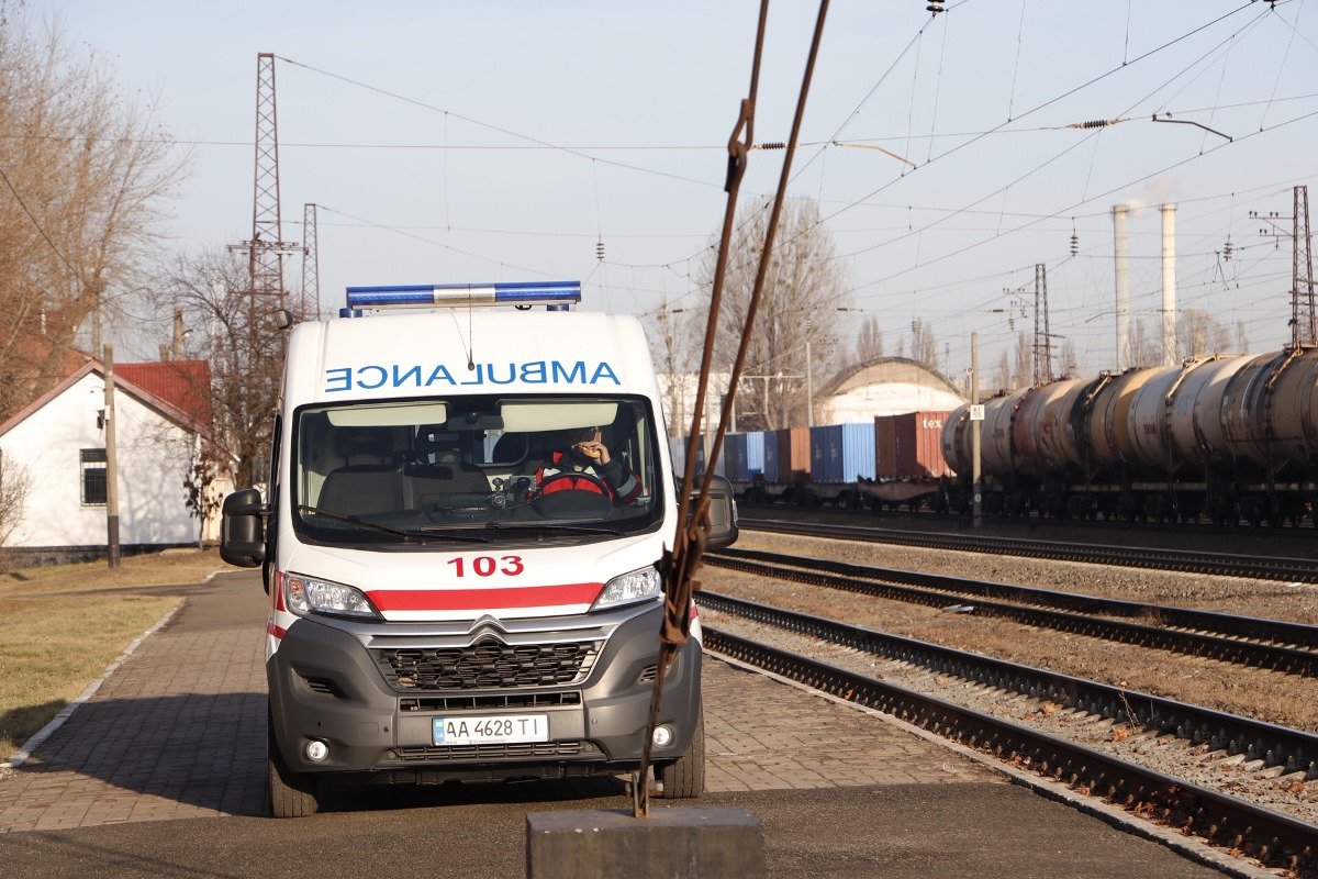 В Киеве на железнодорожных путях, недалеко от улицы Святошинской, нашли труп женщины