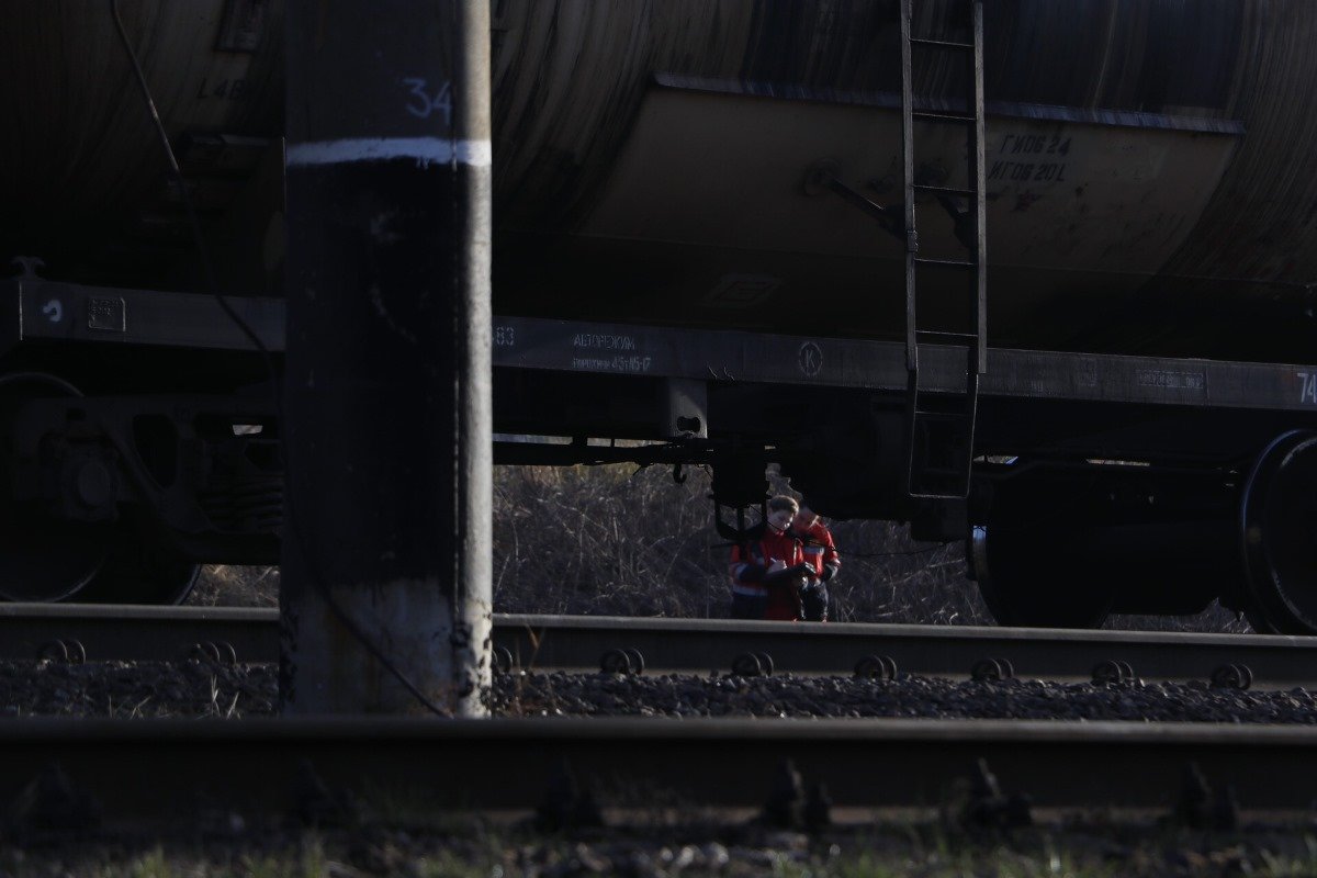 Предварительно, ее сбил поезд