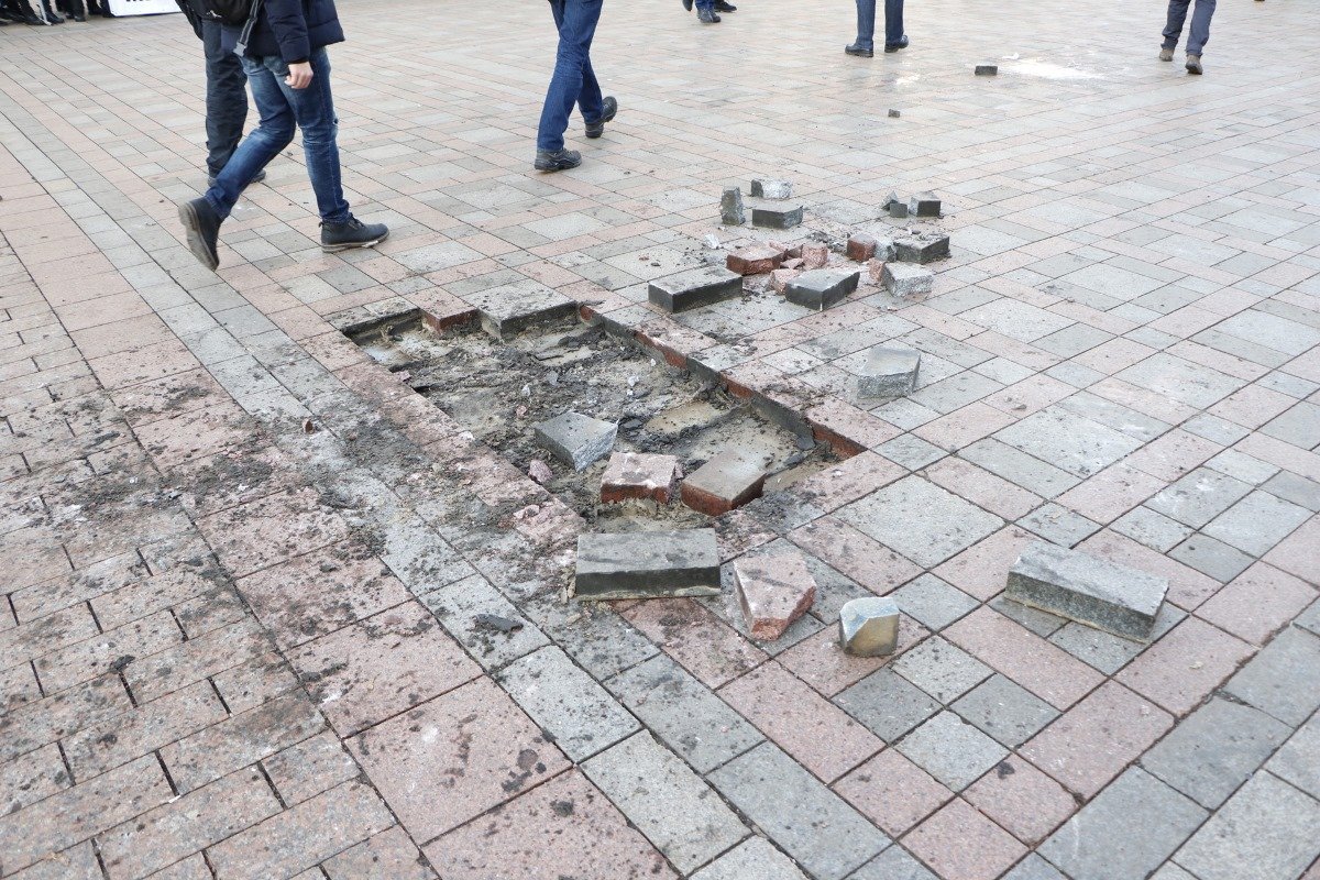 Они стали бросать в них камни и избивать их палками Они стали бросать в них камни и избивать их палками