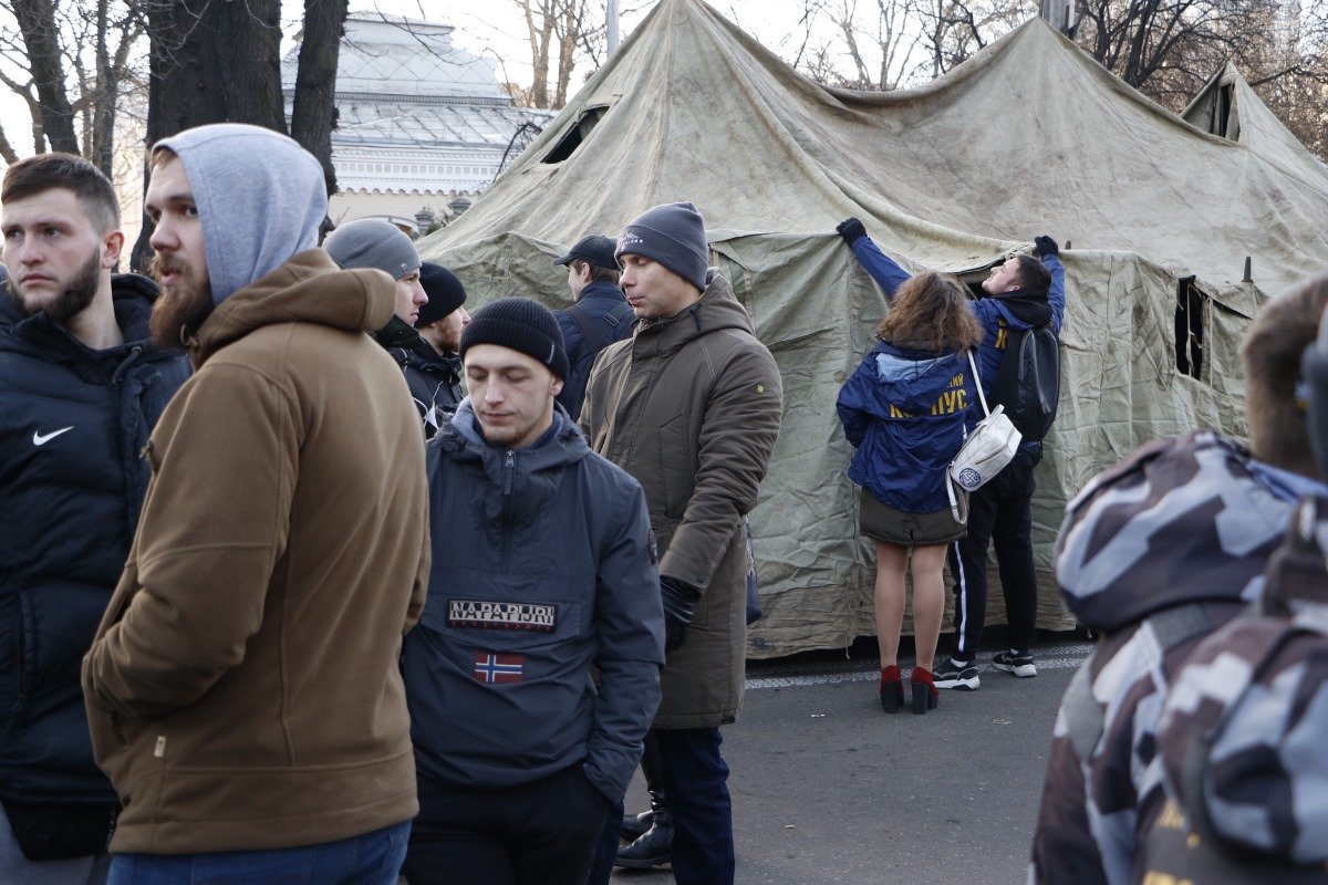 Также они установили под стенами ВР военную палатку Также они установили под стенами ВР военную палатку