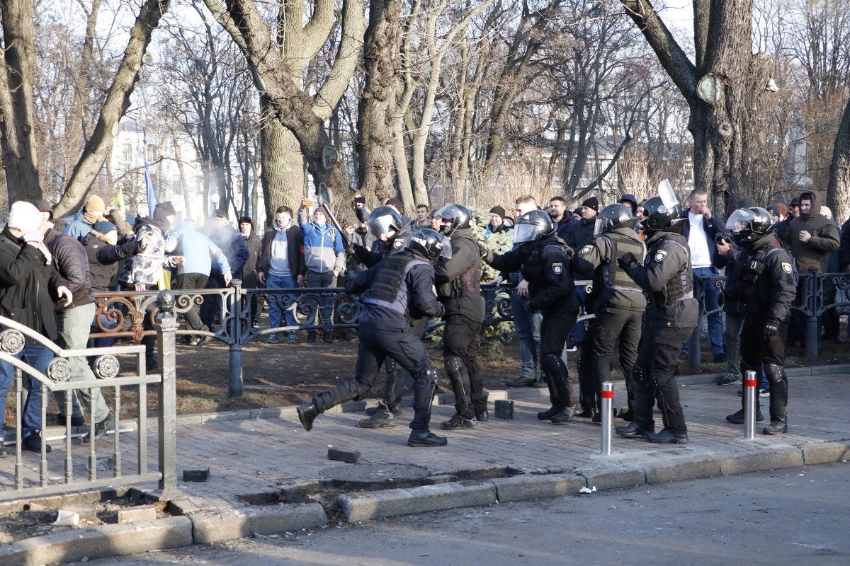 Проавоохранители в свою очередь применяли слезоточивый газ Проавоохранители в свою очередь применяли слезоточивый газ