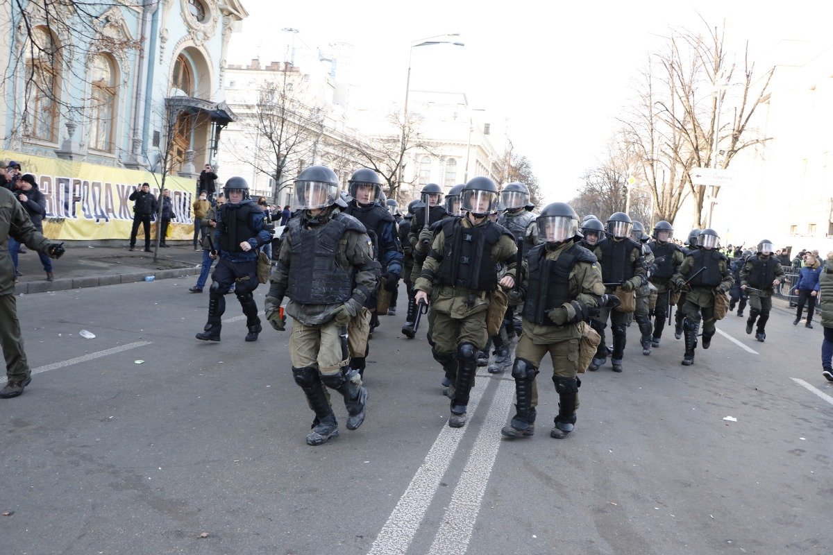 Но митингующие продолжили, поэтому правоохранители начали силовой разгон Но митингующие продолжили, поэтому правоохранители начали силовой разгон