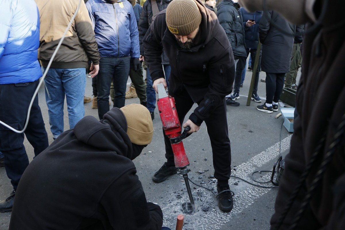 Активисты в свою очередь придумывали разные способы борьбы. К примеру, в поисках камней они разбирали брусчатку и дробили асфальт Активисты в свою очередь придумывали разные способы борьбы. К примеру, в поисках камней они разбирали брусчатку и дробили асфальт