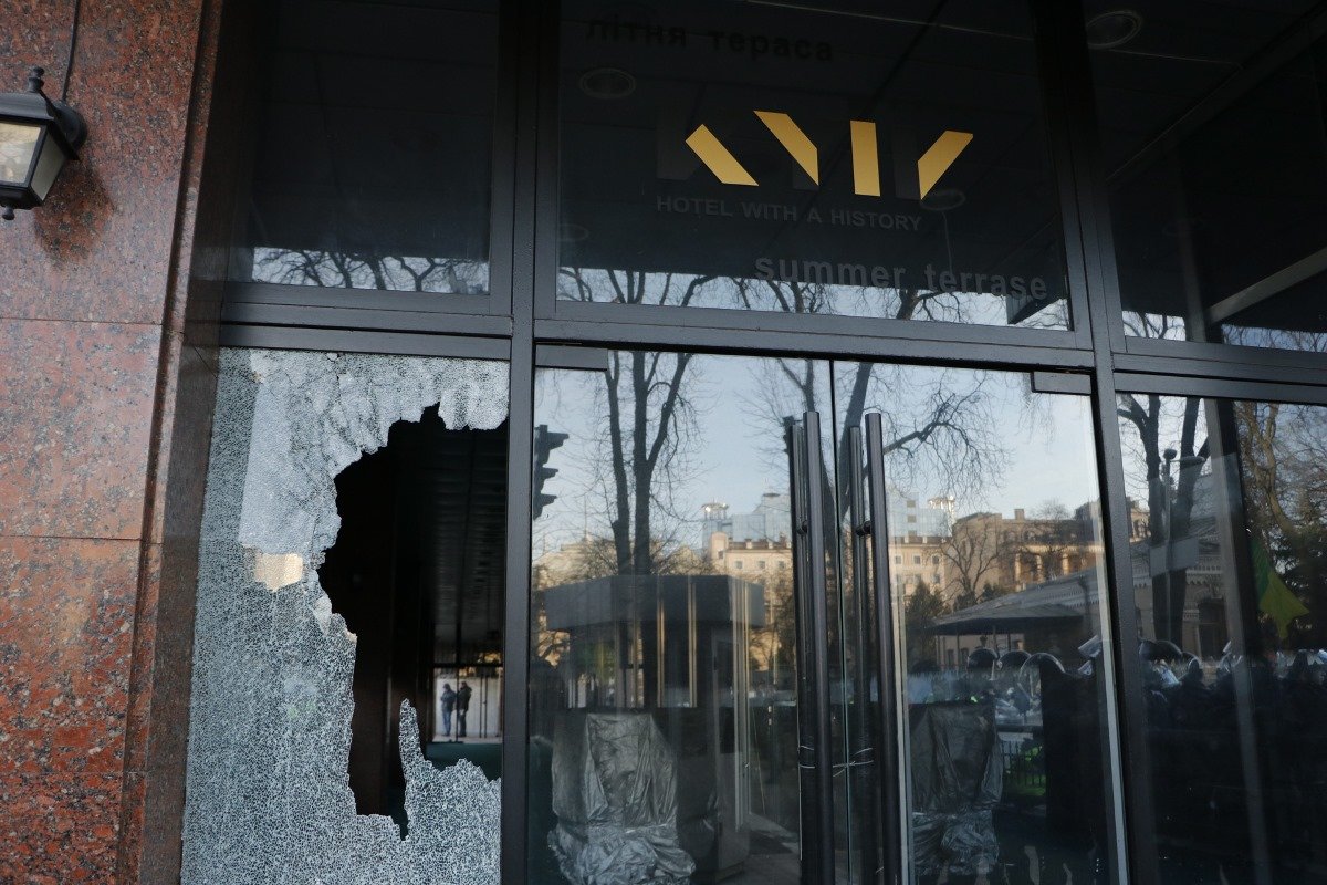 В отеле "Киев", который находится неподалеку, разбили фасад В отеле "Киев", который находится неподалеку, разбили фасад