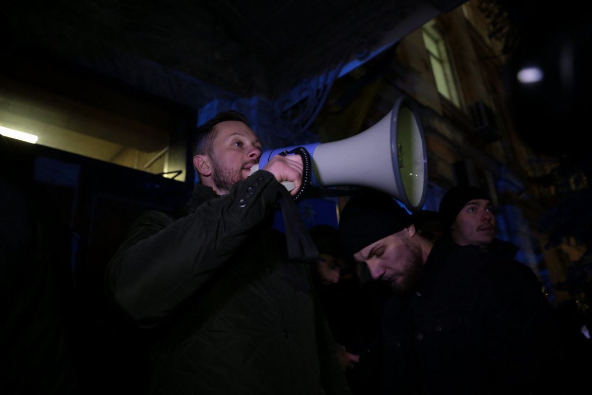 В Киеве Нацкорпус пришел под Печерское отделение полиции, чтобы вызволять задержанных 1