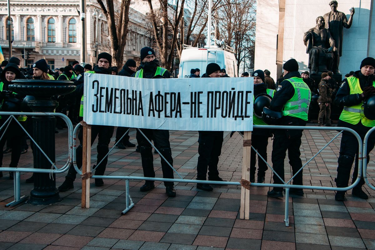 17 декабря в центре Киева под зданием Верховной Рады Украины прошли несколько запланированных митингов 17 декабря в центре Киева под зданием Верховной Рады Украины прошли несколько запланированных митингов