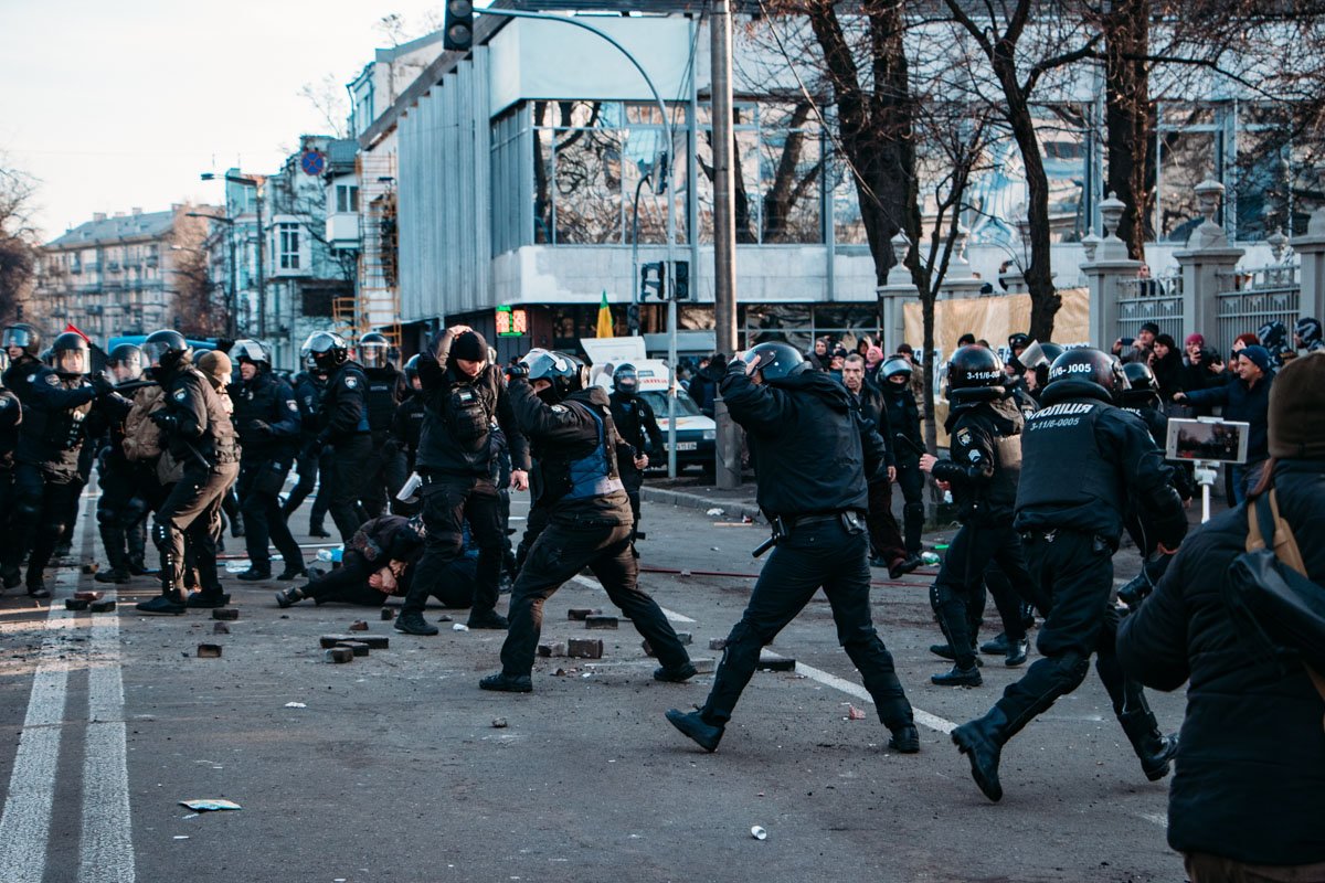 Стычка между митингующими и силовиками Стычка между митингующими и силовиками