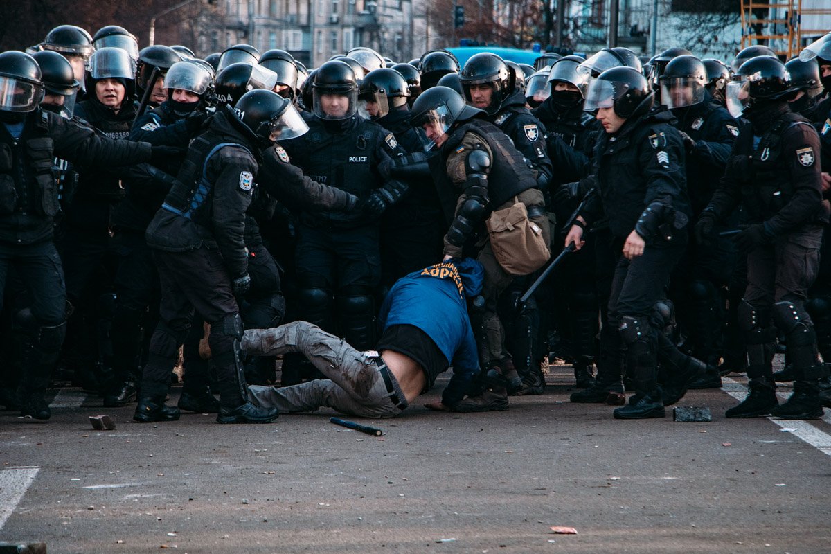 Силовики со всех сторон начали наступать и задерживать самых активных дебошир Силовики со всех сторон начали наступать и задерживать самых активных дебошир