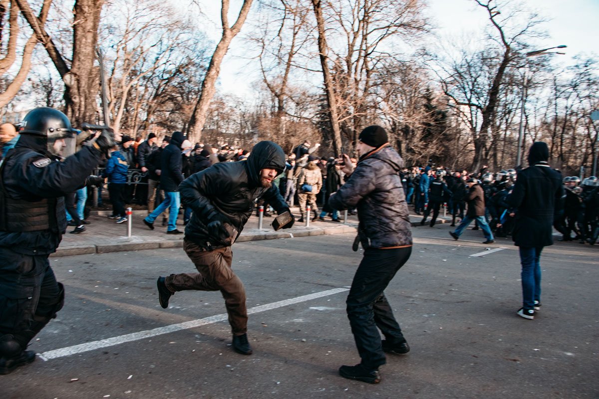 После обеда правоохранители разогнали часть митингующих и снесли палатки После обеда правоохранители разогнали часть митингующих и снесли палатки