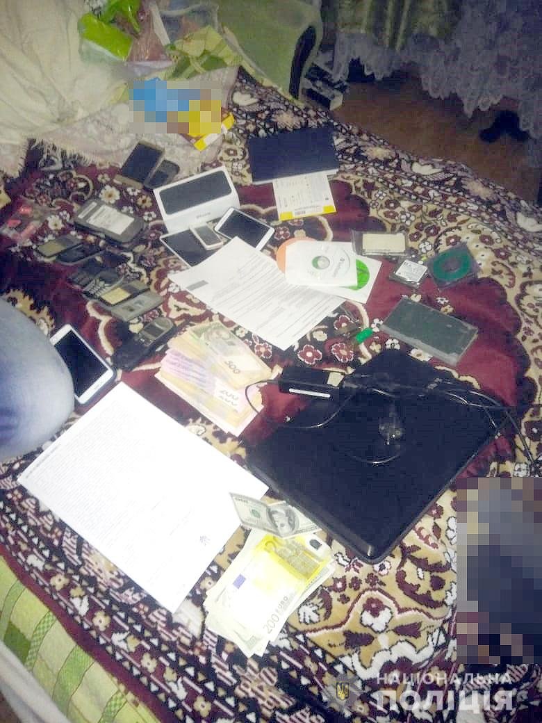 Правоохранители провели обыски и изъяли вещественные доказательства